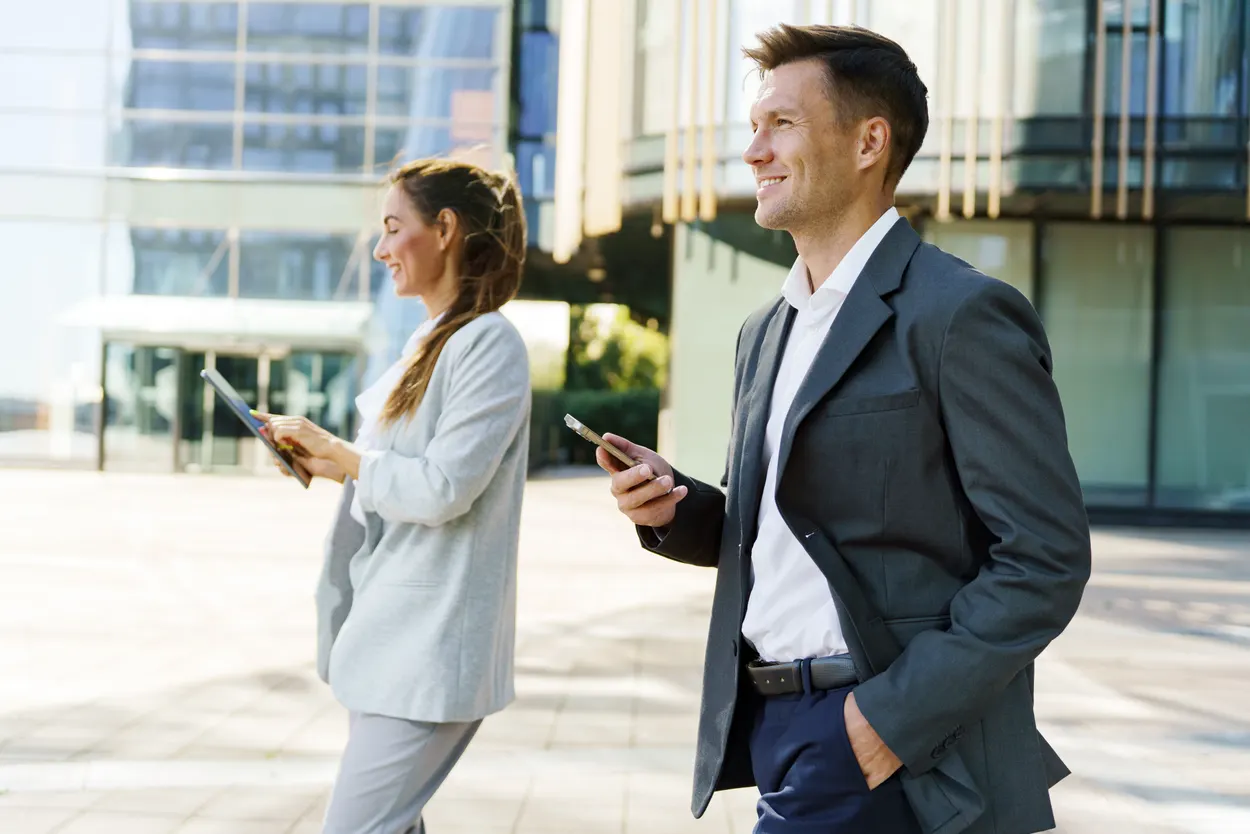 Des professionnels devant un immeuble de bureaux